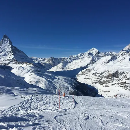 Chalet-style With Matterhorn View زيرمات